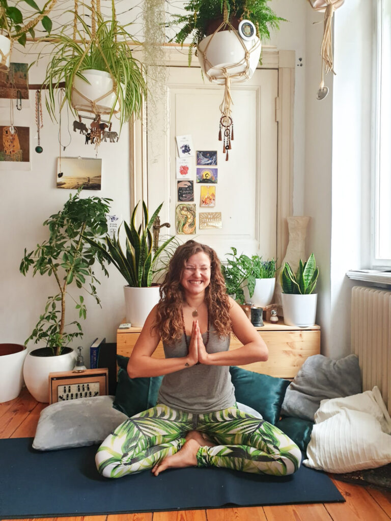 Yoga in schönem Zimmer mit Pflanzen