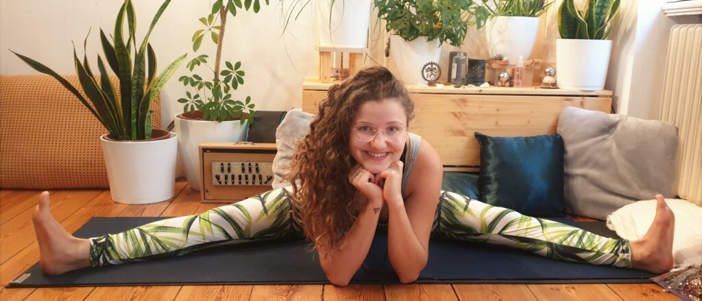 Yoga mit Nina Vorbeuge breitbeinig